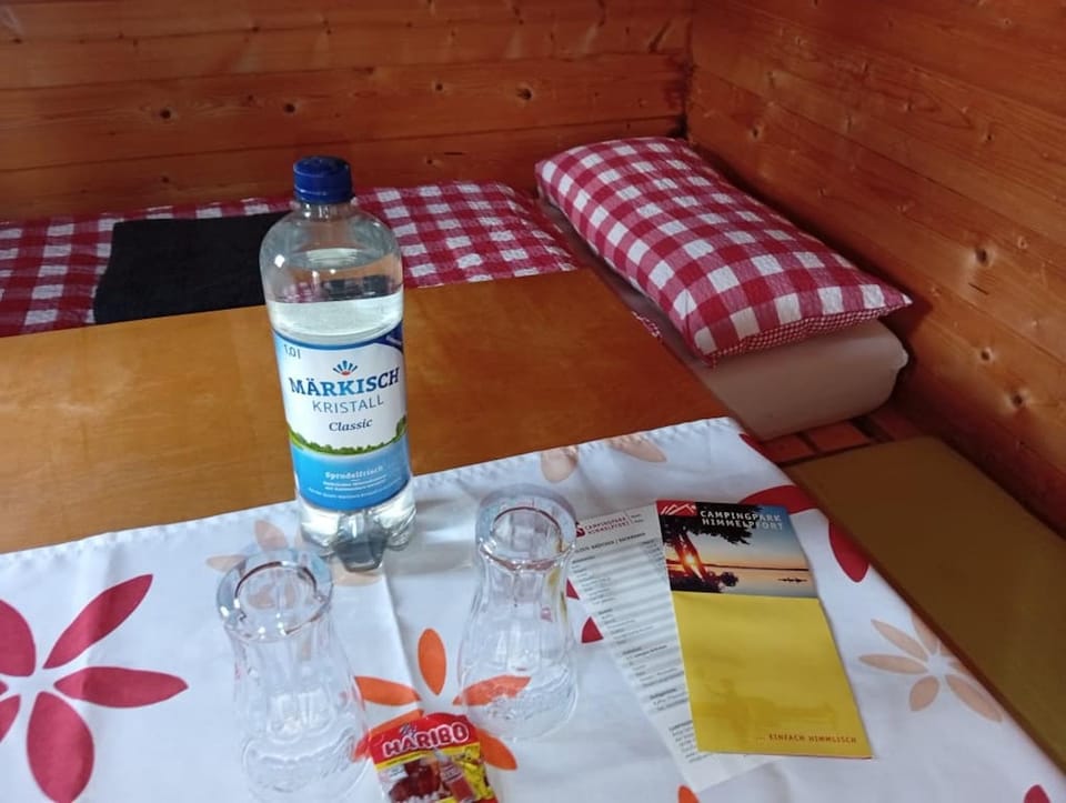 Bed, Food and drinks, Photo of the whole room, Bedroom, Drinks