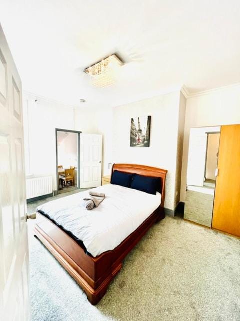 Stylish 5BR Home Free Parking & Fast WiFi House in Gateshead