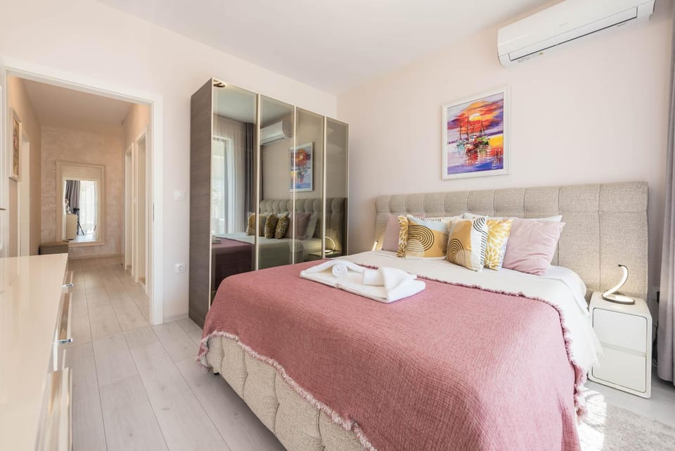 Bedroom, wardrobe, air conditioner