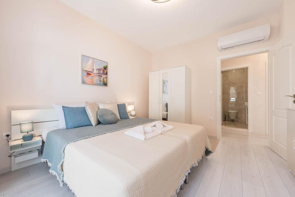 Bedroom, air conditioner