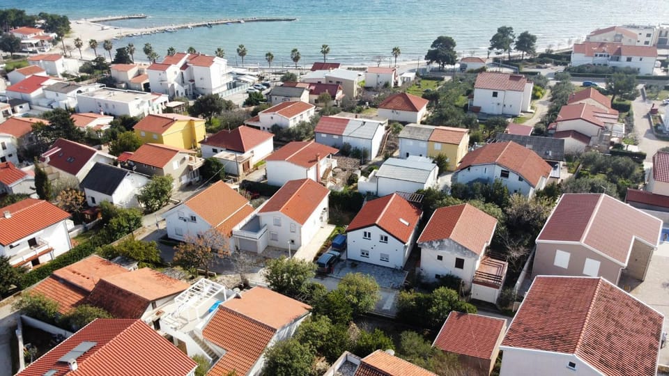 Property building, Neighbourhood, Bird's eye view, Beach, Sea view, Street view, Location