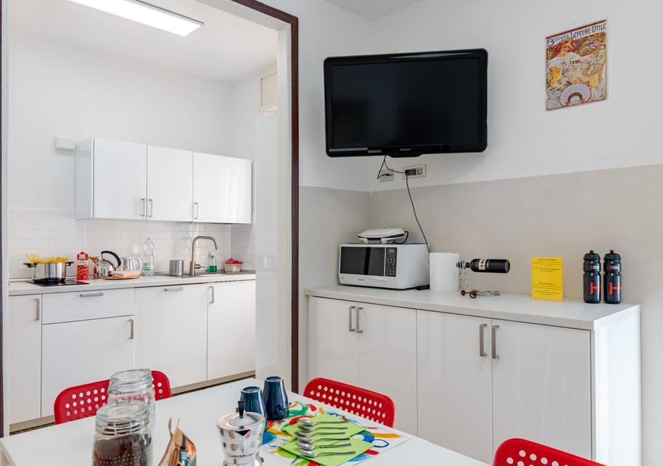 TV and multimedia, Coffee/tea facilities, Kitchen or kitchenette, stove, toaster