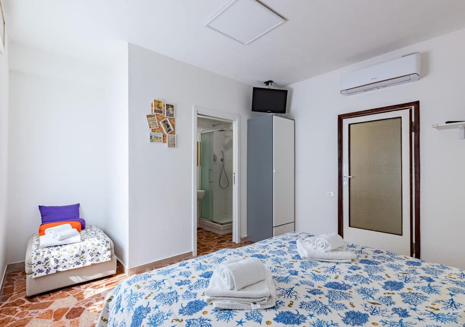 Bed, TV and multimedia, Photo of the whole room, Bedroom, towels, wardrobe, air conditioner