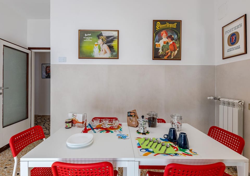 Coffee/tea facilities, Food and drinks, Dining area