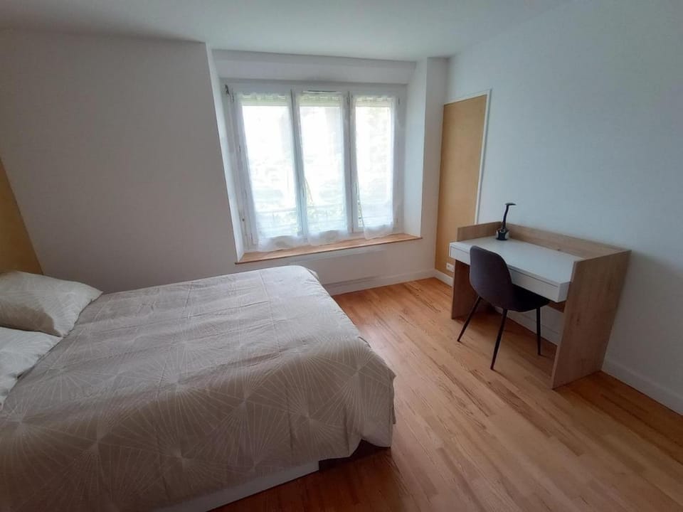 Photo of the whole room, Bedroom