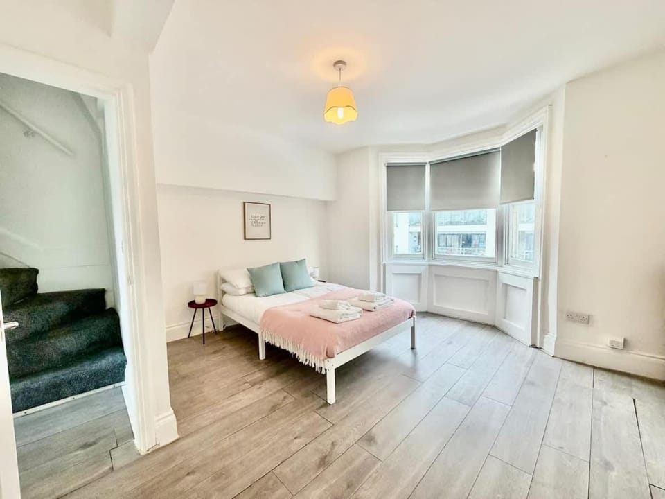Contractor Friendly 3 Bed Townhouse House in Brighton