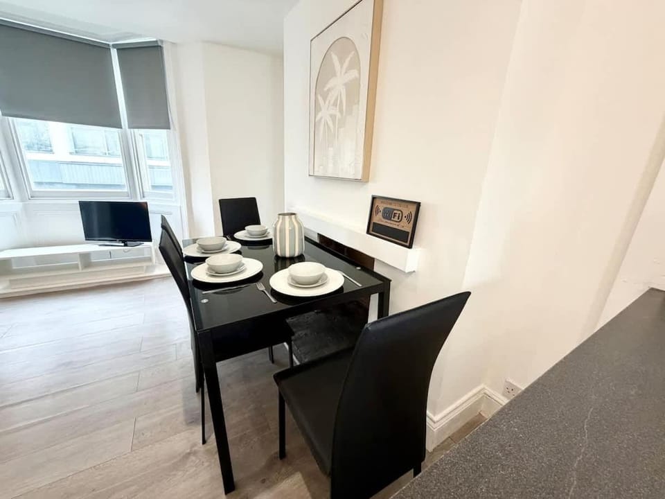 Contractor Friendly 3 Bed Townhouse House in Brighton