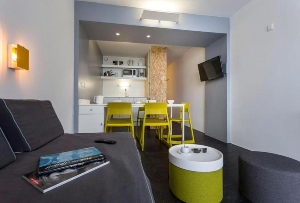 TV and multimedia, Kitchen or kitchenette, Living room, Seating area, Dining area