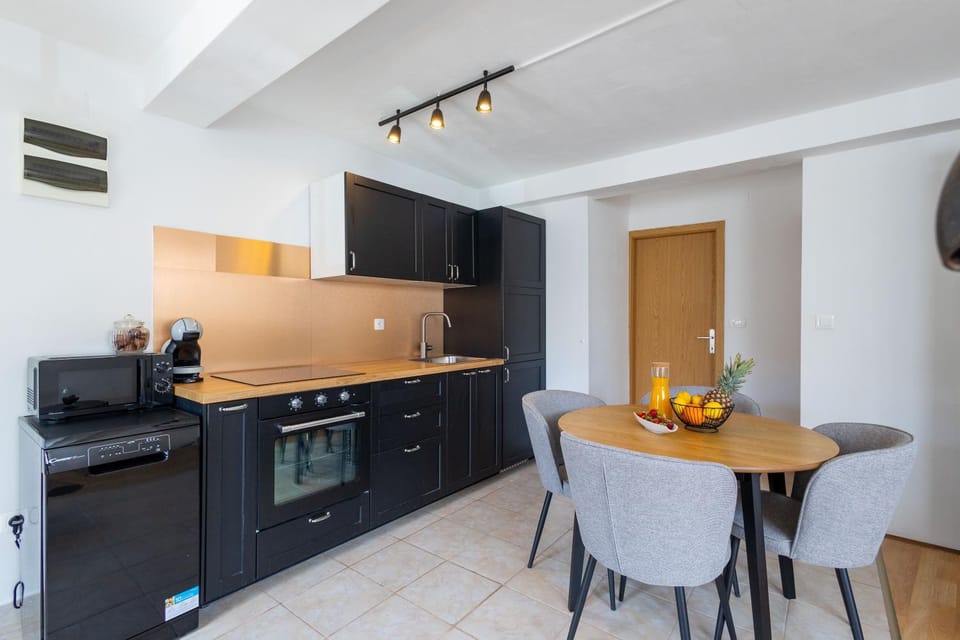 Dining area, kitchen