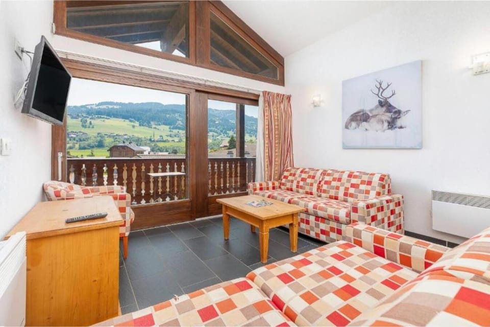 Communal lounge/ TV room, Natural landscape, TV and multimedia, Living room, Photo of the whole room, Seating area, Mountain view