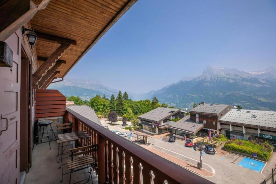 Property building, Day, Natural landscape, View (from property/room), Balcony/Terrace, Mountain view