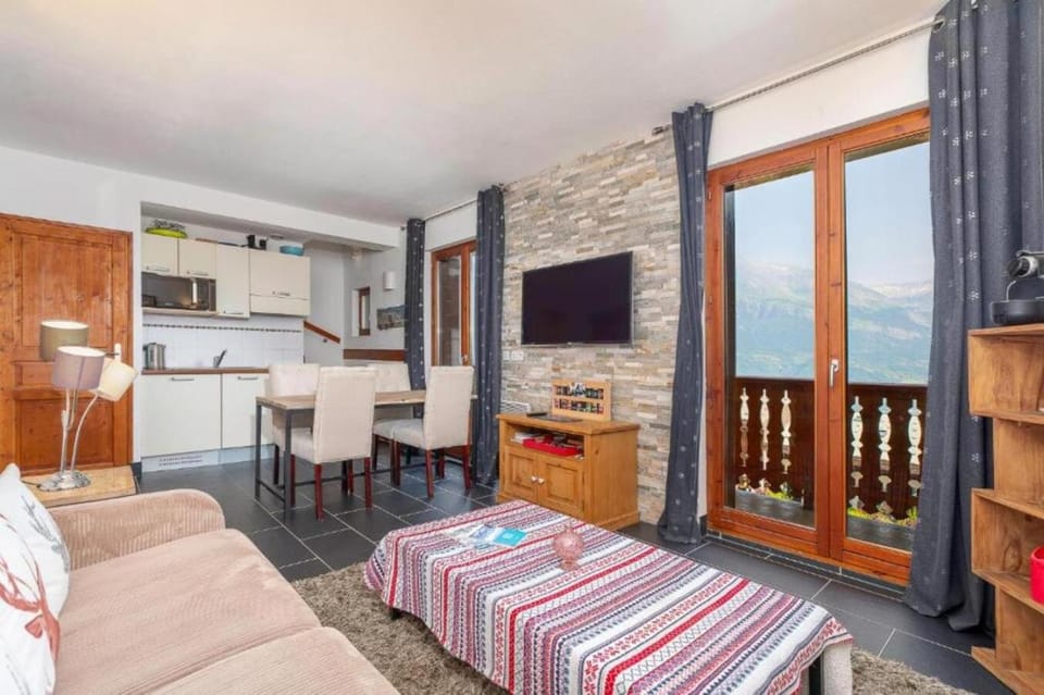 Communal lounge/ TV room, Natural landscape, TV and multimedia, Kitchen or kitchenette, Living room, Seating area, Dining area