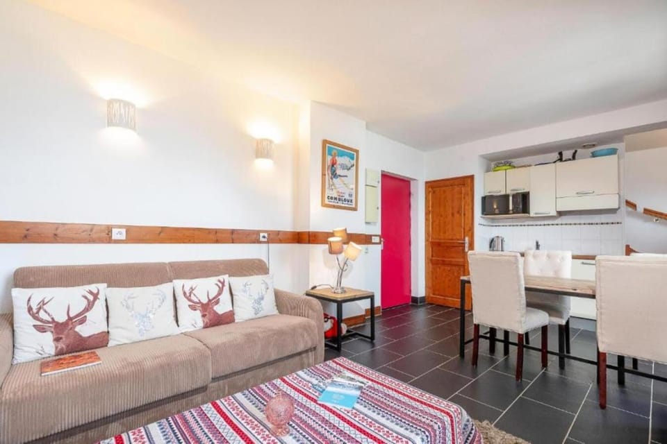 Kitchen or kitchenette, Living room, Seating area, Dining area, pet friendly, stove