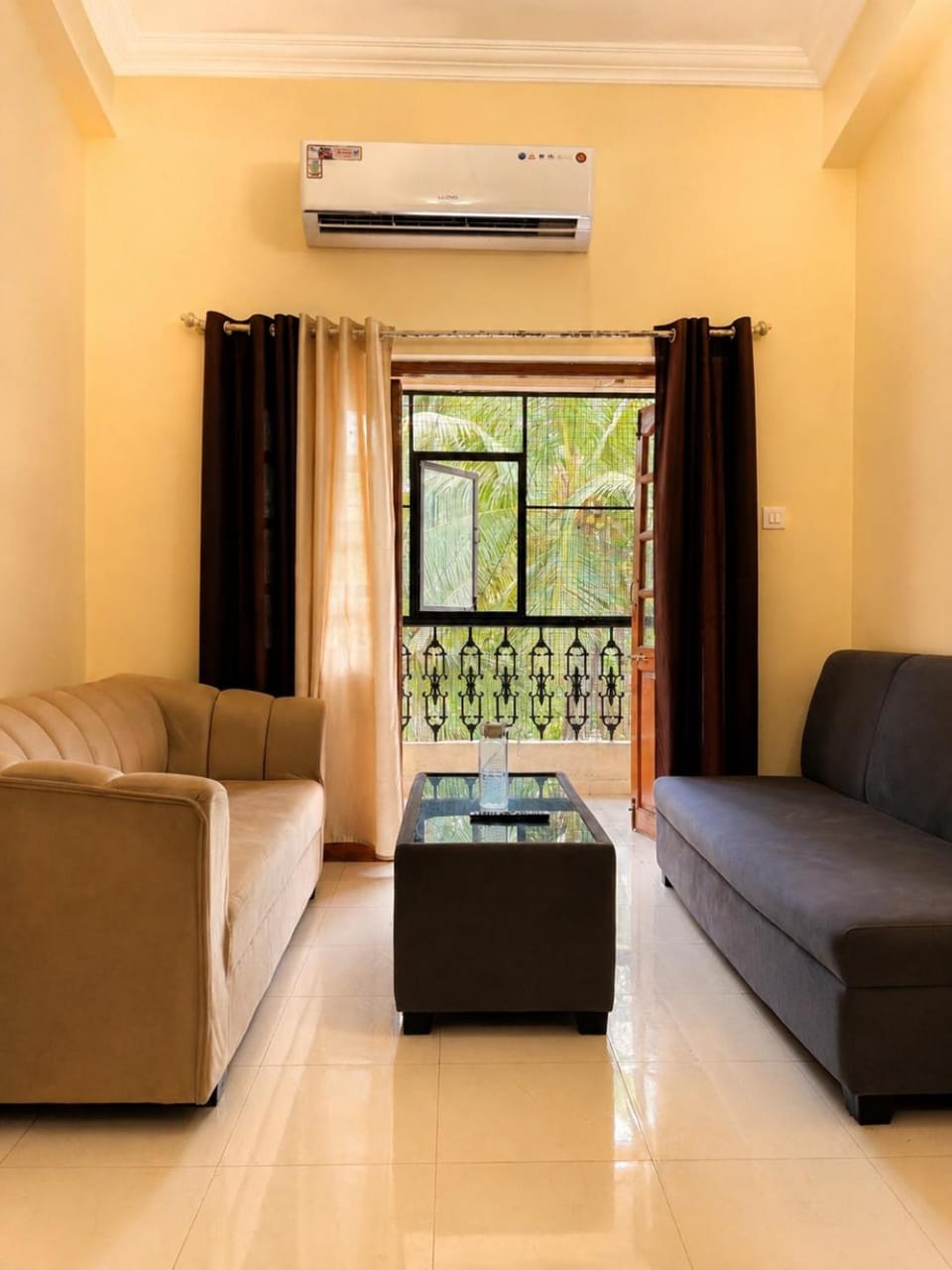 Living room, Seating area, air conditioner