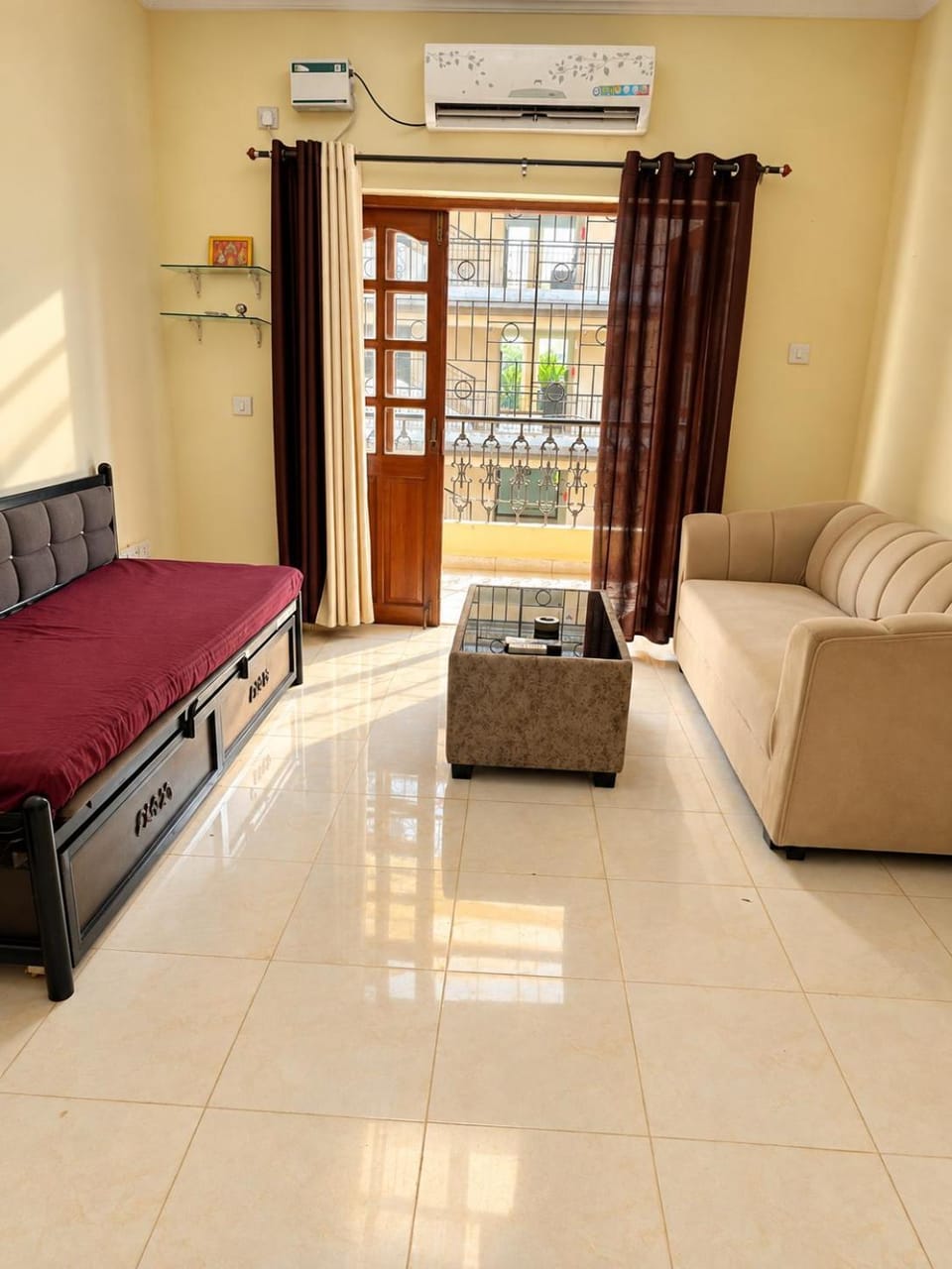 Living room, Photo of the whole room, Seating area, air conditioner