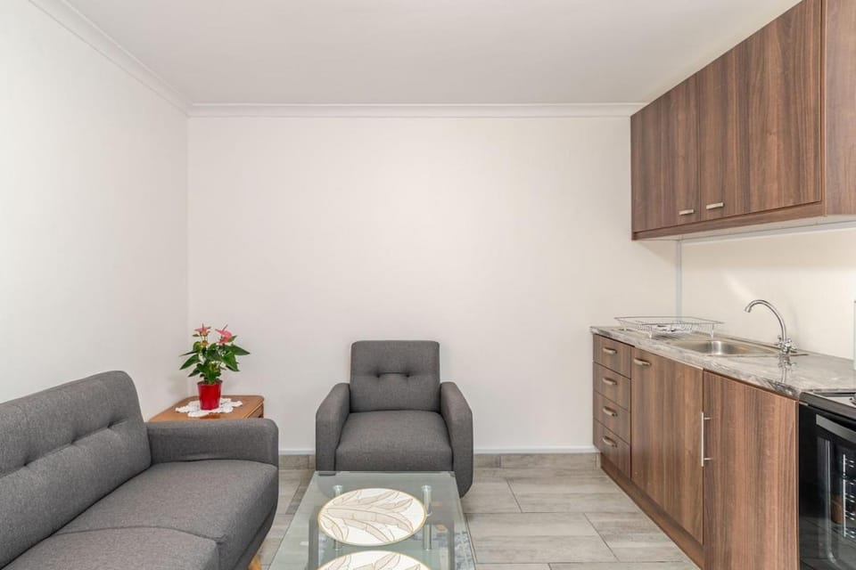 Kitchen or kitchenette, Living room, Seating area, Dining area