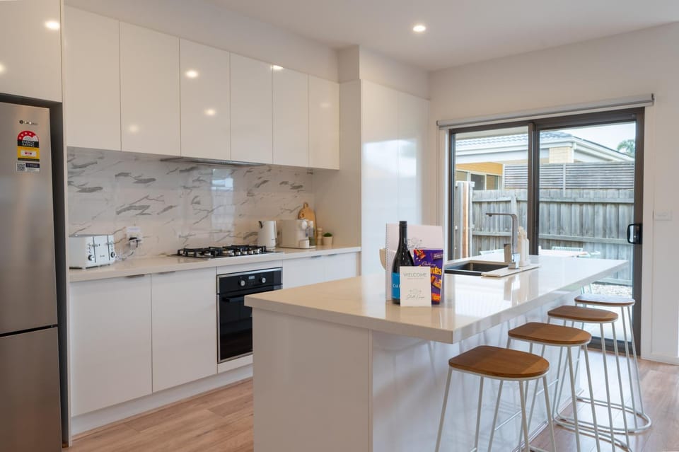 Coffee/tea facilities, Kitchen or kitchenette, Dining area, dishwasher, oven, stove, toaster