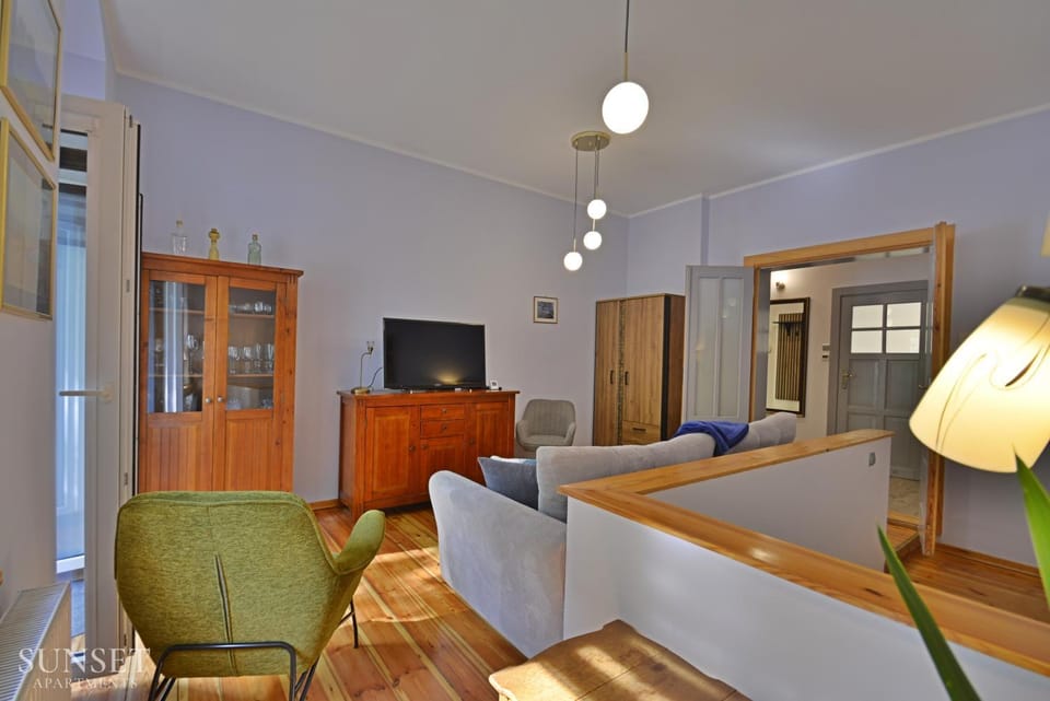 Bed, TV and multimedia, Living room, Photo of the whole room, Seating area, Bedroom, wardrobe