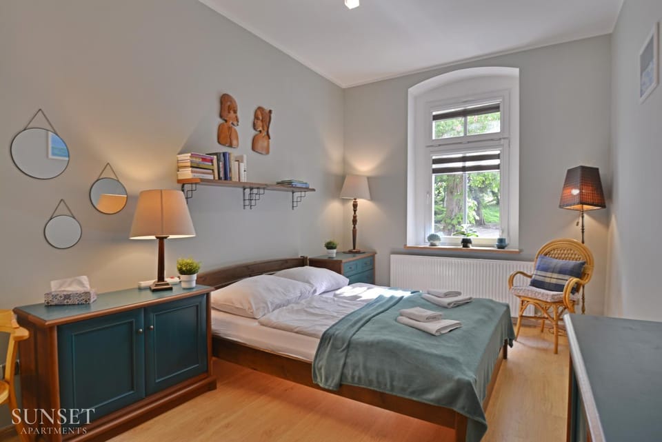 Bed, Photo of the whole room, Seating area, Bedroom, towels