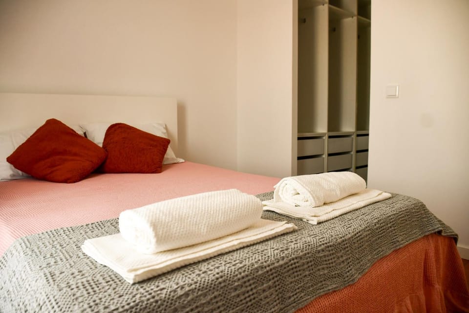 Bed, Bedroom, towels