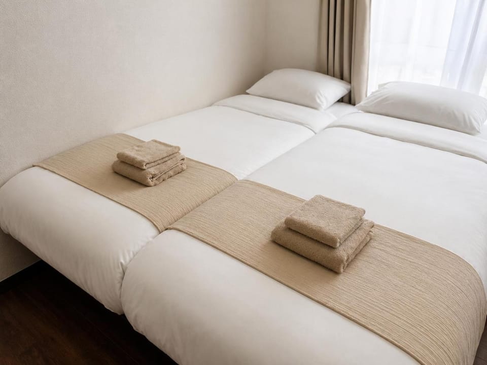 Bed, Photo of the whole room, Bedroom, towels