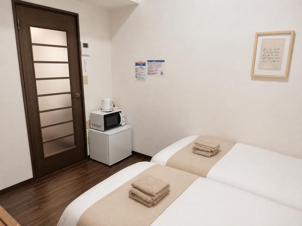 Bed, Photo of the whole room, microwave, towels