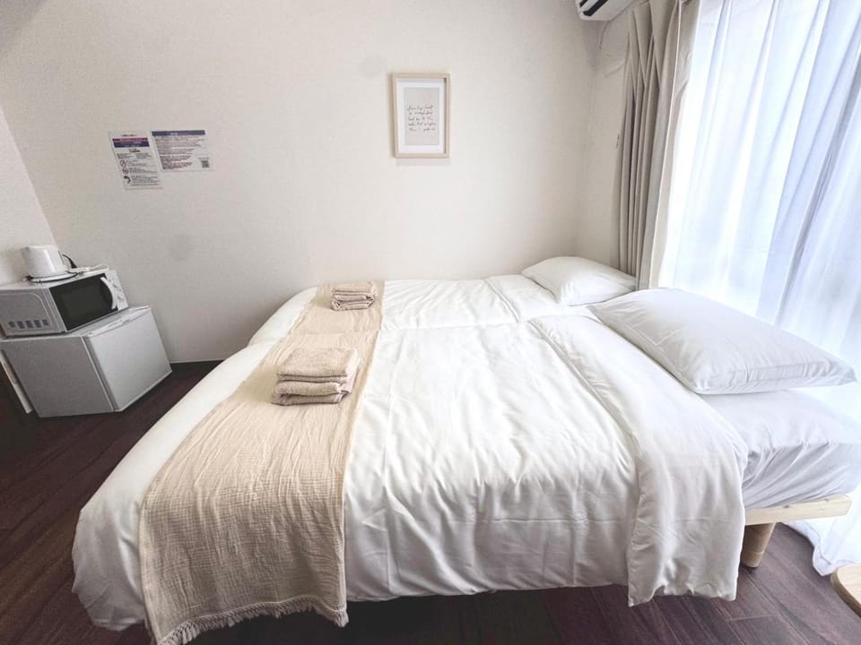 Bed, Bedroom, microwave