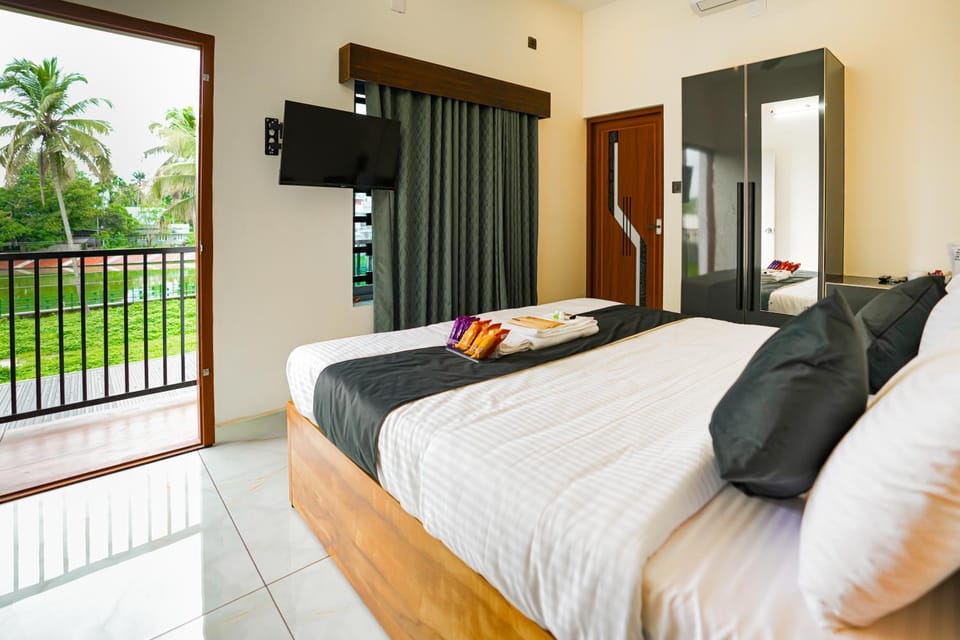 Bed, TV and multimedia, Photo of the whole room, Evening entertainment, Bedroom