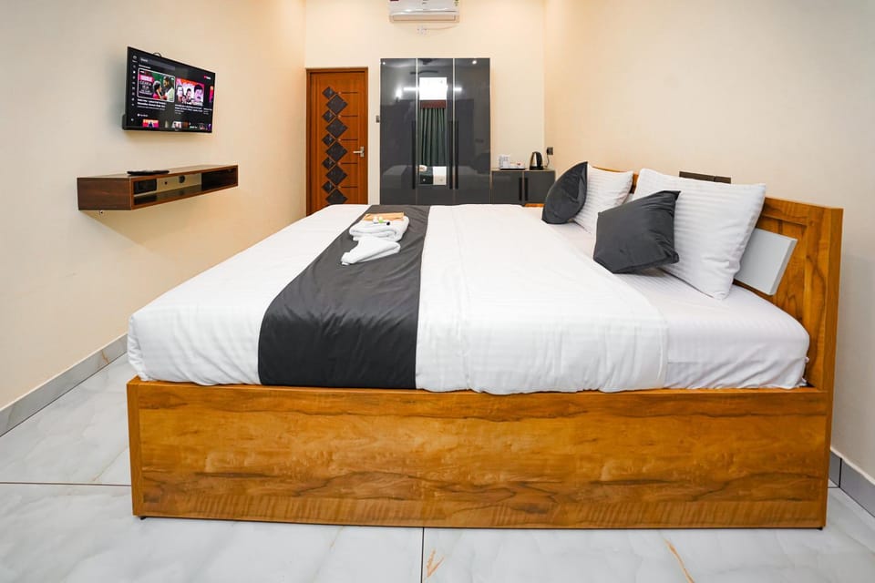 Bed, TV and multimedia, Photo of the whole room, Bedroom