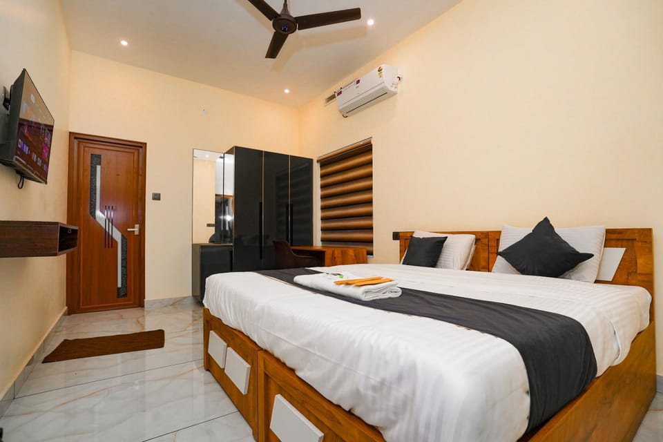 Bed, TV and multimedia, Photo of the whole room, fireplace, towels, wardrobe, air conditioner