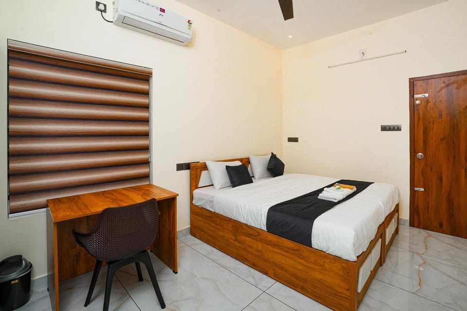 Bed, Photo of the whole room, Bedroom, air conditioner