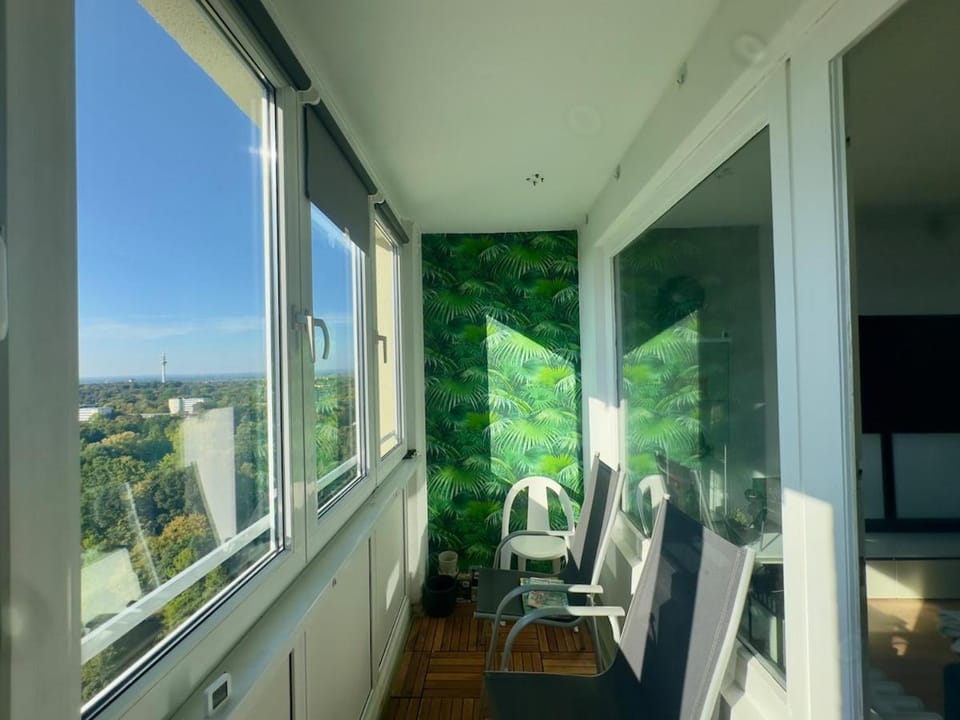 View (from property/room), Balcony/Terrace, City view, Lake view