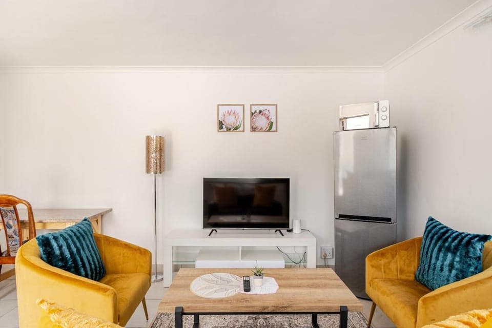 TV and multimedia, Living room, Seating area, Evening entertainment, oven