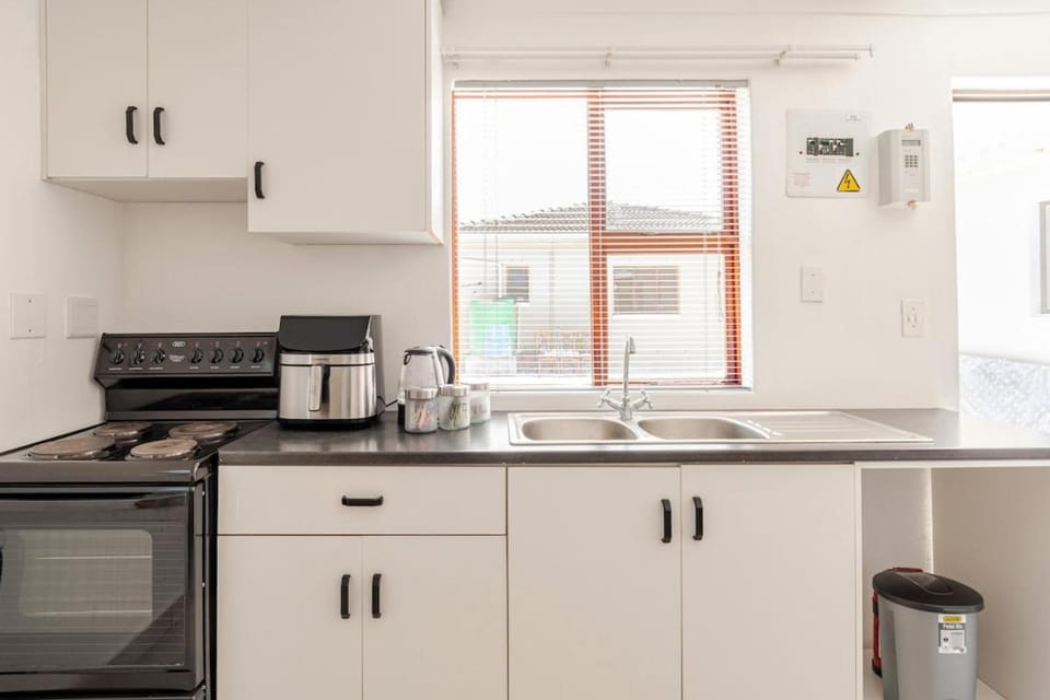 Coffee/tea facilities, Kitchen or kitchenette, oven, stove