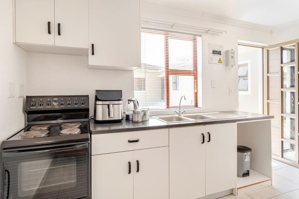 Coffee/tea facilities, Kitchen or kitchenette, oven, stove