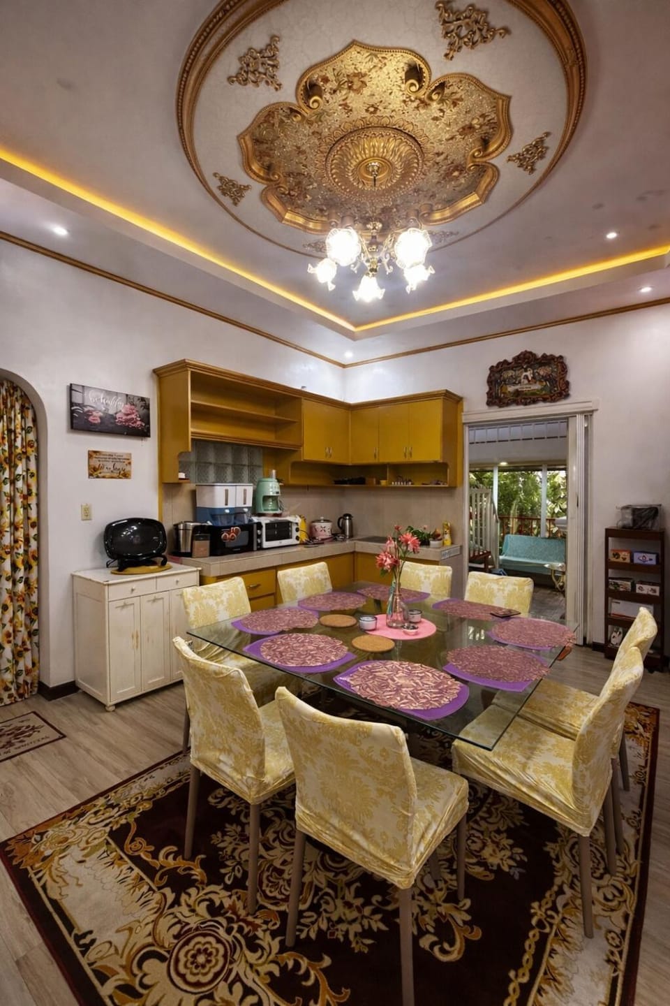 Kitchen or kitchenette, Dining area