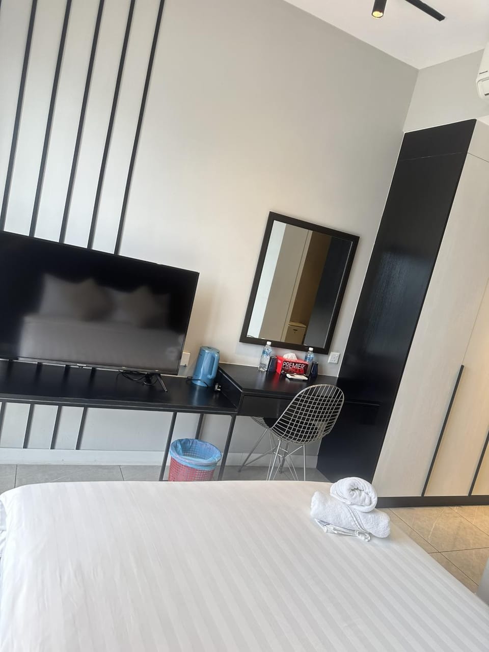 Bed, Photo of the whole room, Seating area, towels