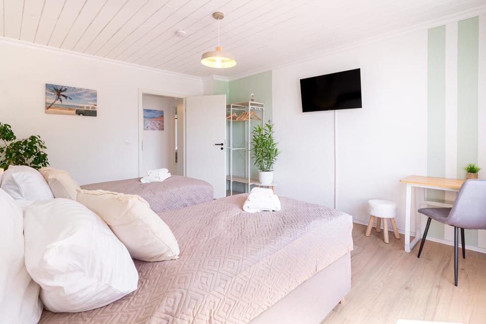 Bed, TV and multimedia, Living room, Photo of the whole room, Seating area, Bedroom, towels