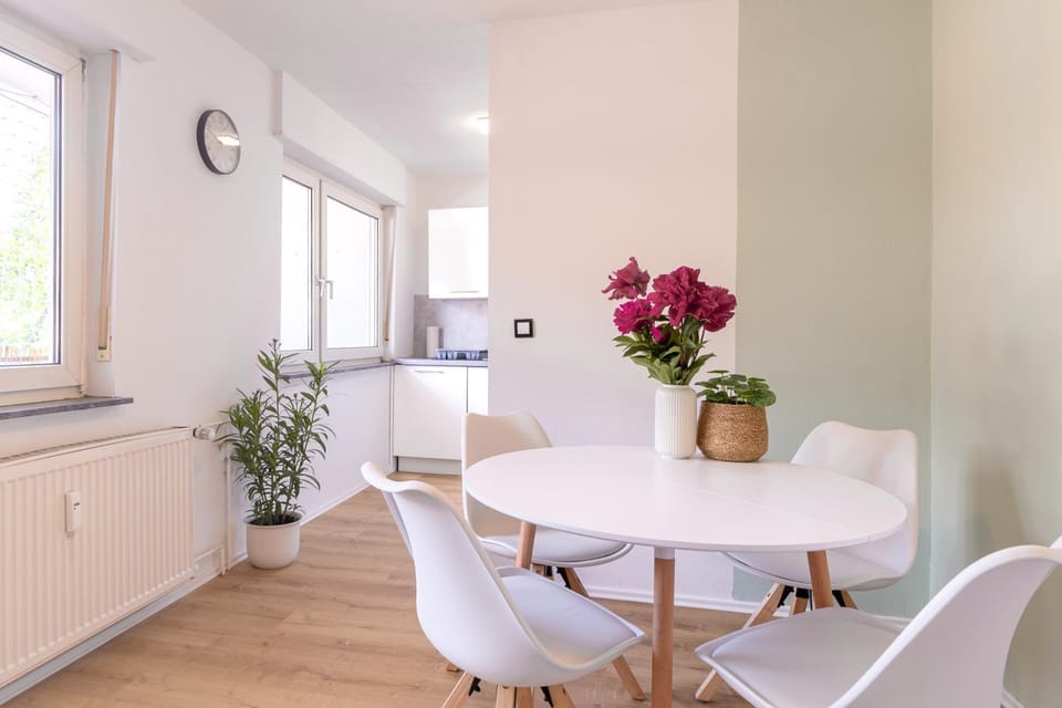 Kitchen or kitchenette, Seating area, Dining area