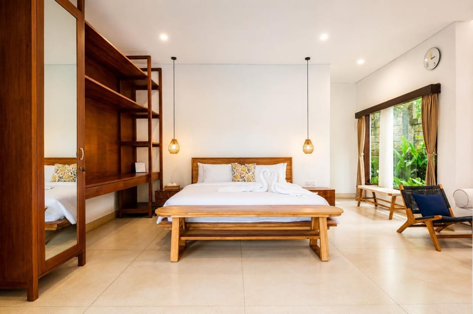 Photo of the whole room, Bedroom, towels