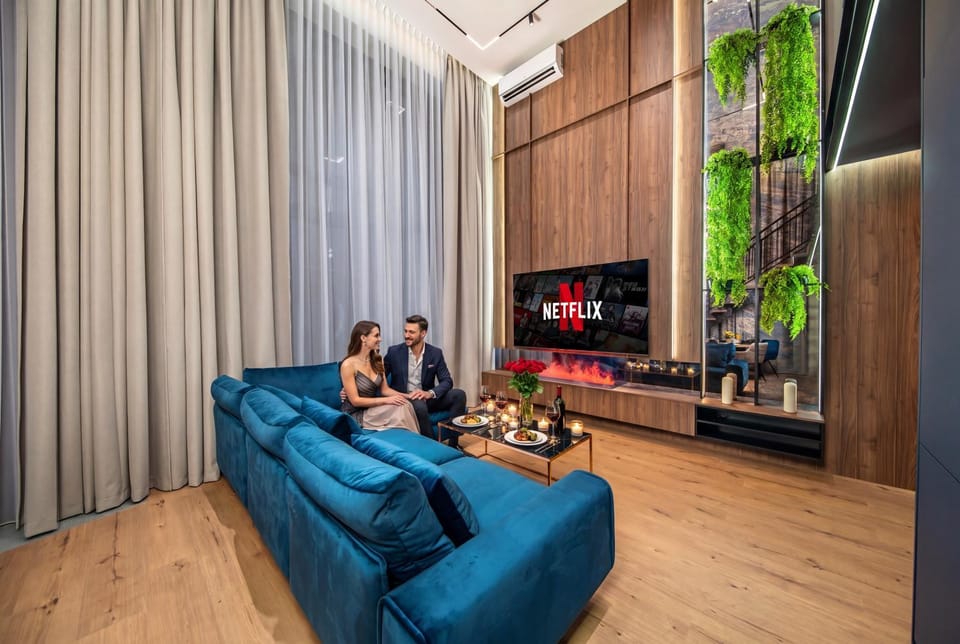 Communal lounge/ TV room, People, TV and multimedia, Living room, Seating area