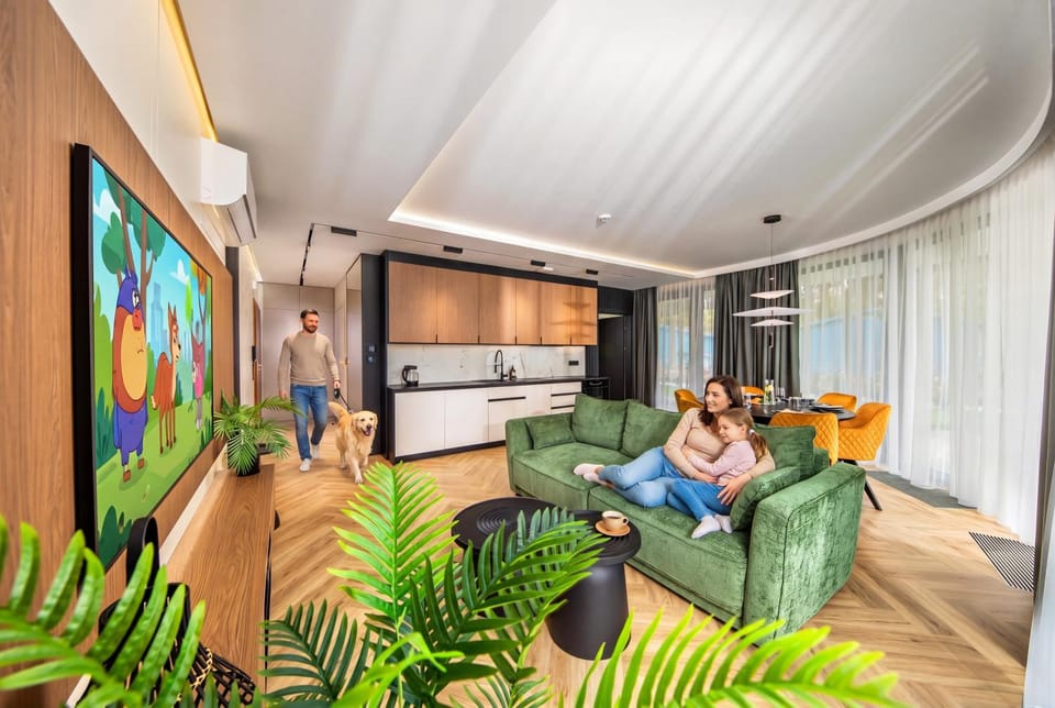 People, TV and multimedia, Kitchen or kitchenette, Living room, Seating area, Evening entertainment