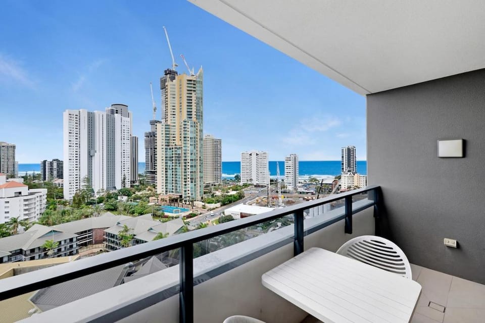Ocean & River Views 2BR Suite - Pool, Gym, Spa Free Parking Apartment in Surfers Paradise