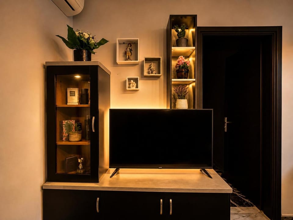 TV and multimedia, Living room, Decorative detail, Seating area, Entertainment