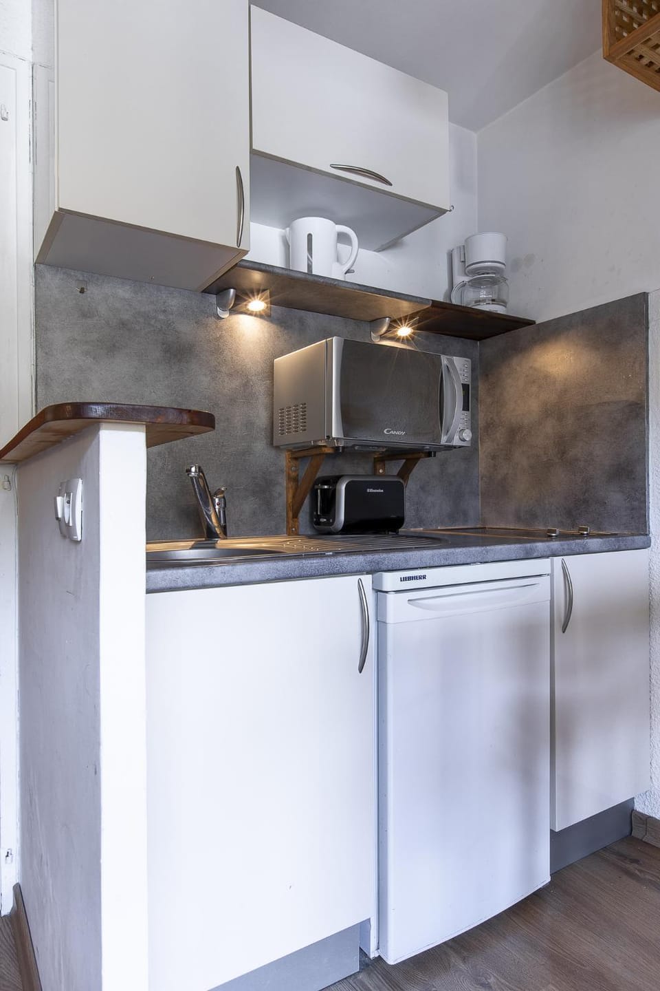 Kitchen or kitchenette, stove