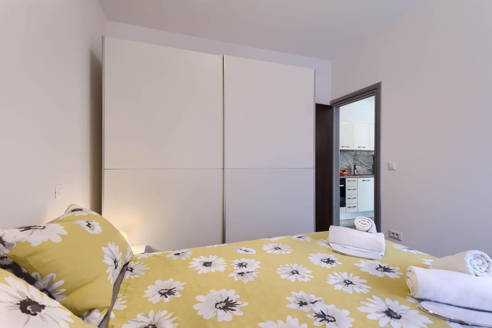 Bed, Photo of the whole room, Bedroom, towels, wardrobe