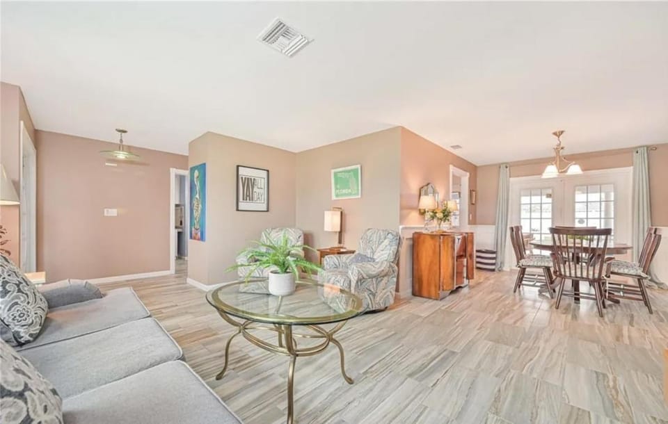 Sunshine Oasis Pool and Spa Retreat, Pool Heat Included House in Cape Coral