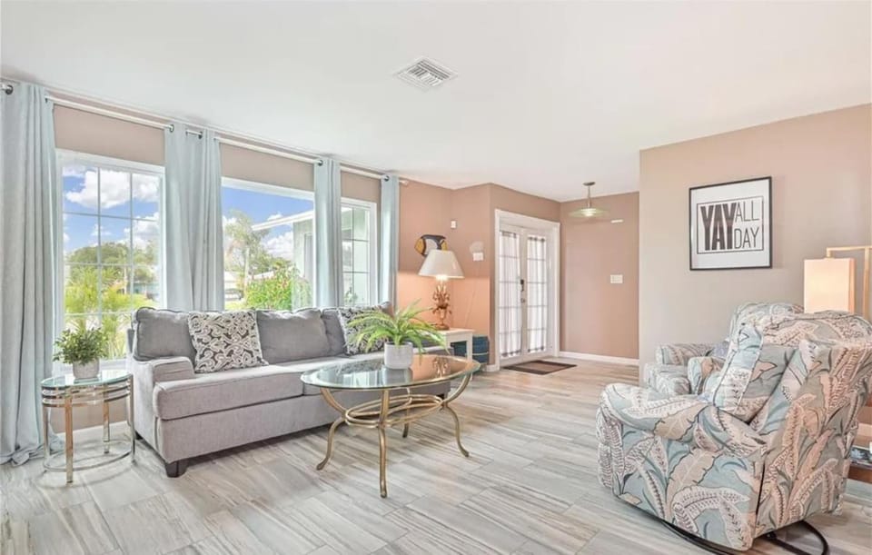Sunshine Oasis Pool and Spa Retreat, Pool Heat Included House in Cape Coral