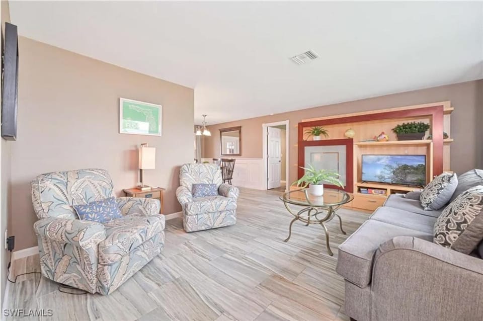 Sunshine Oasis Pool and Spa Retreat, Pool Heat Included House in Cape Coral