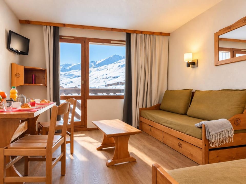 Natural landscape, TV and multimedia, Seating area, Dining area, Mountain view